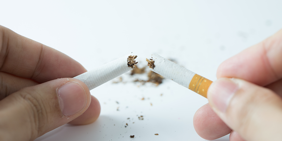 Personne tenant une cigarette électronique à la place d'une cigarette