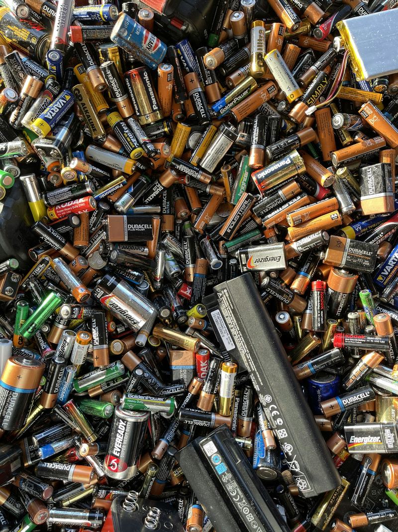 Accus et batteries lithium-ion alignés, illustrant le recyclage et la fin de vie