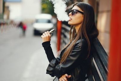 Accessoires de vape posés sur un bureau : étui, accus, chargeur