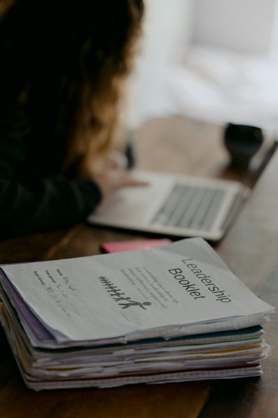 Jeune étudiant concentré sur ses devoirs à la maison