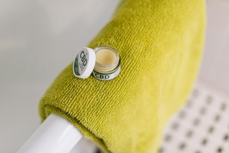 Flacon de produit CBD sur fond textile, ambiance produit naturel
