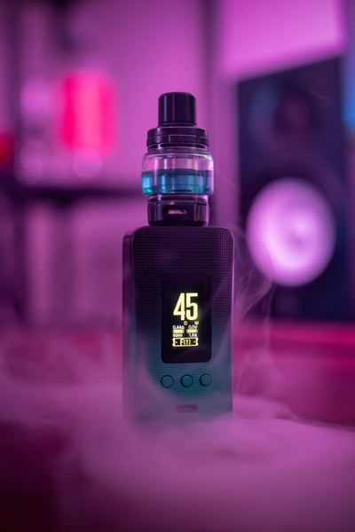 Gros plan d'une cigarette électronique avec un effet de vapeur dense
