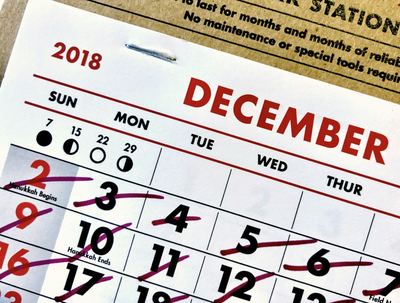 Calendrier avec jours barrés, symbole d'un sevrage progressif jour après jour