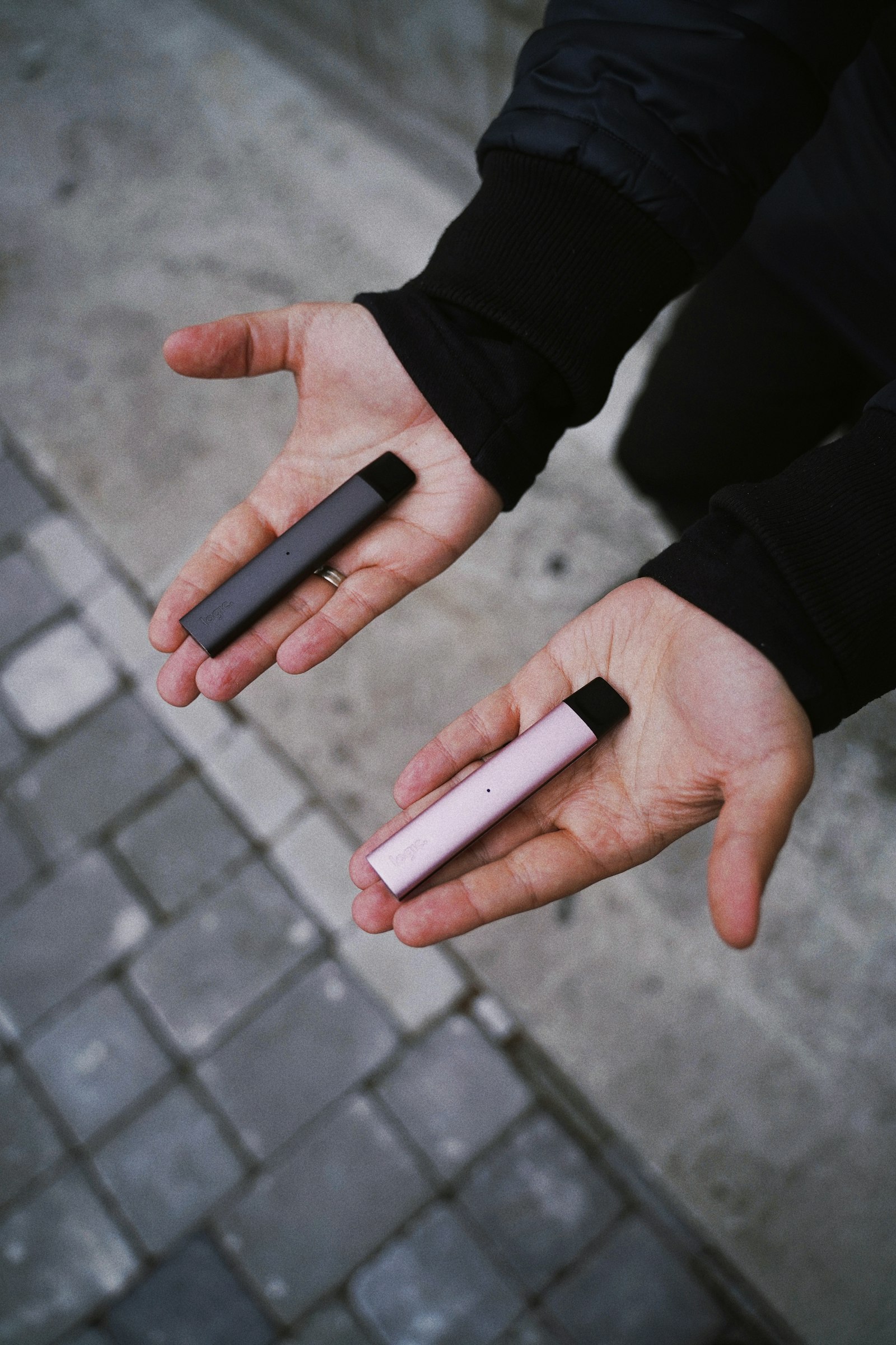 Différentes cigarettes électroniques posées sur une surface neutre