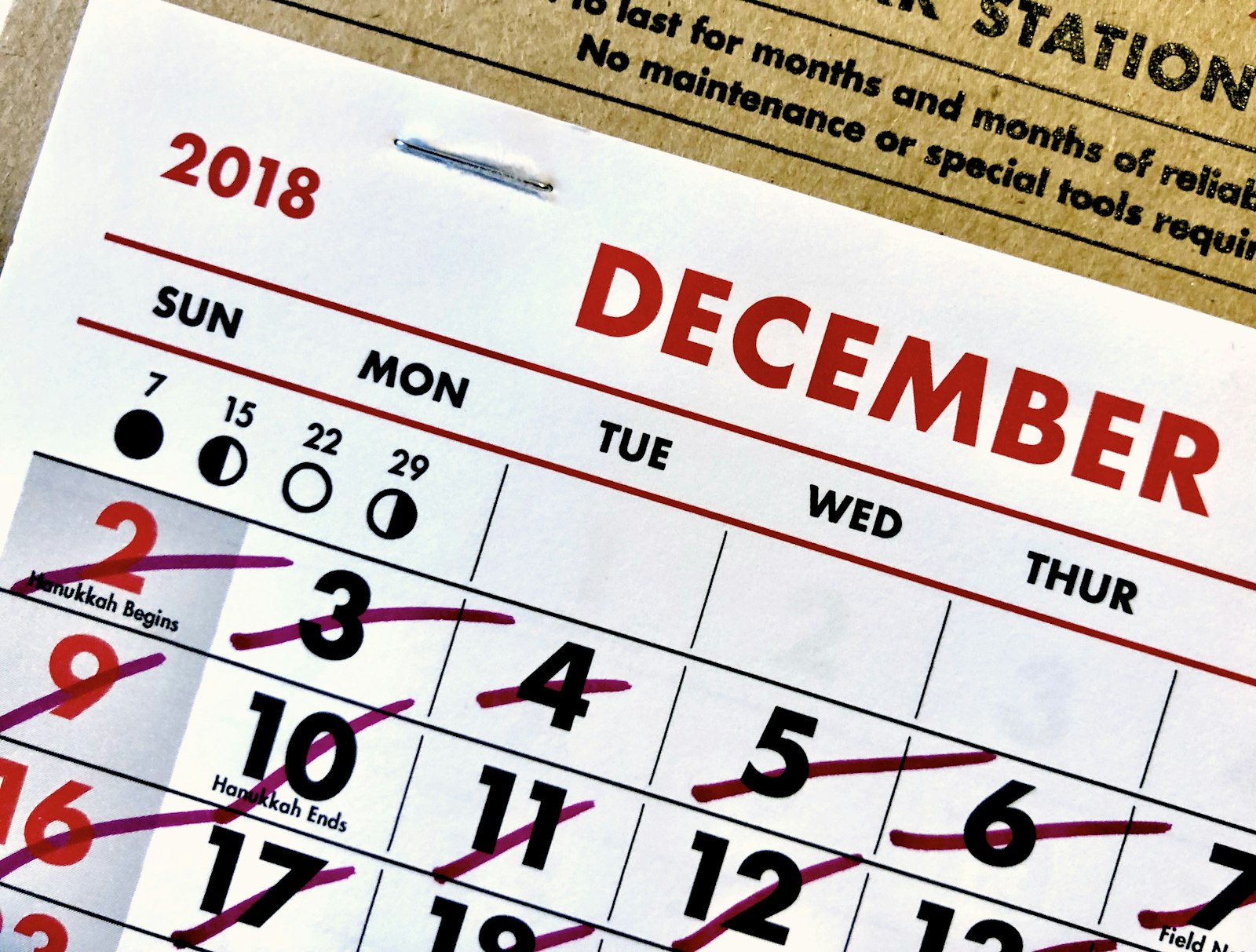 Calendrier avec jours barrés, symbole d'un sevrage progressif jour après jour