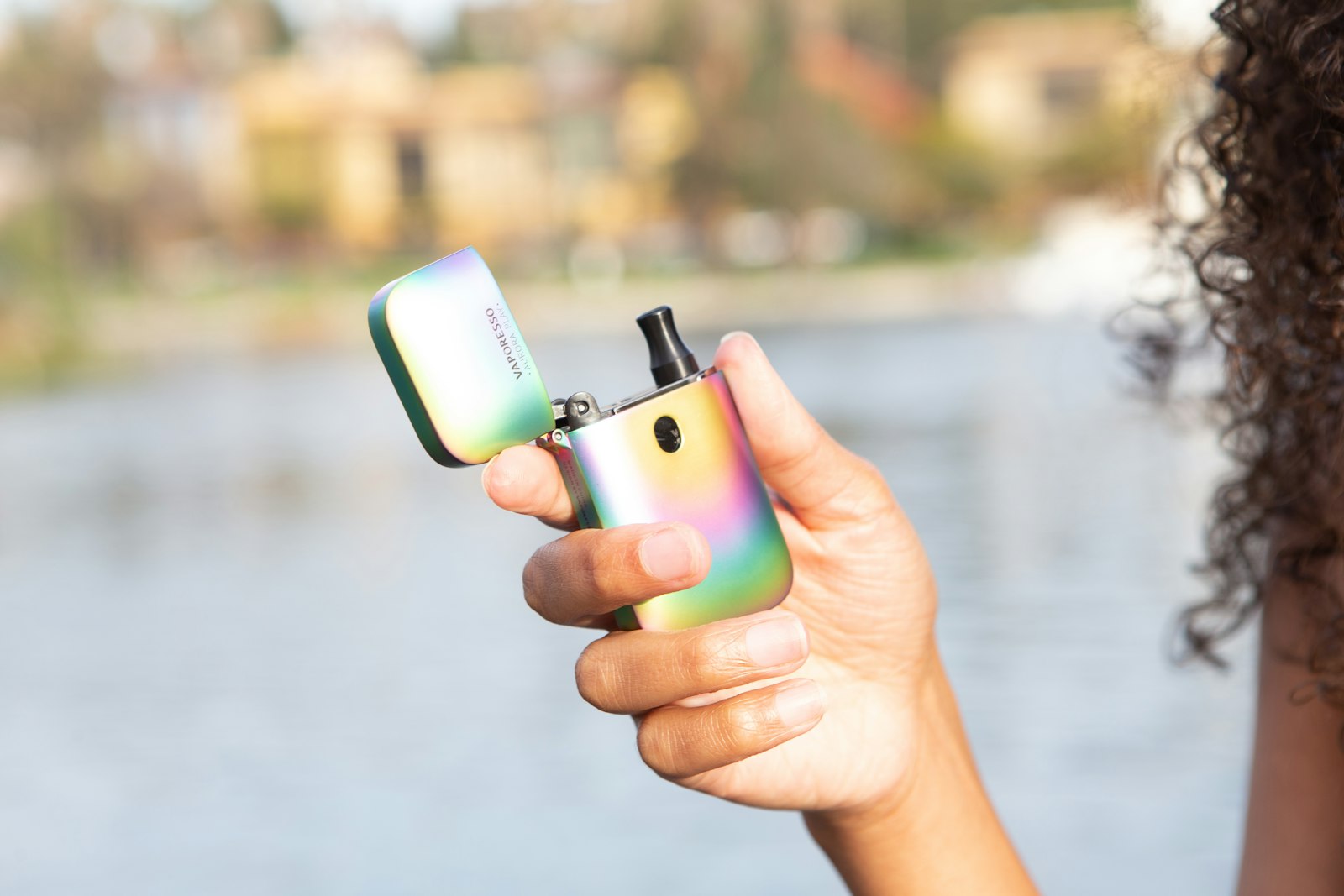 Cigarette électronique et flacon d'e-liquide en lumière douce