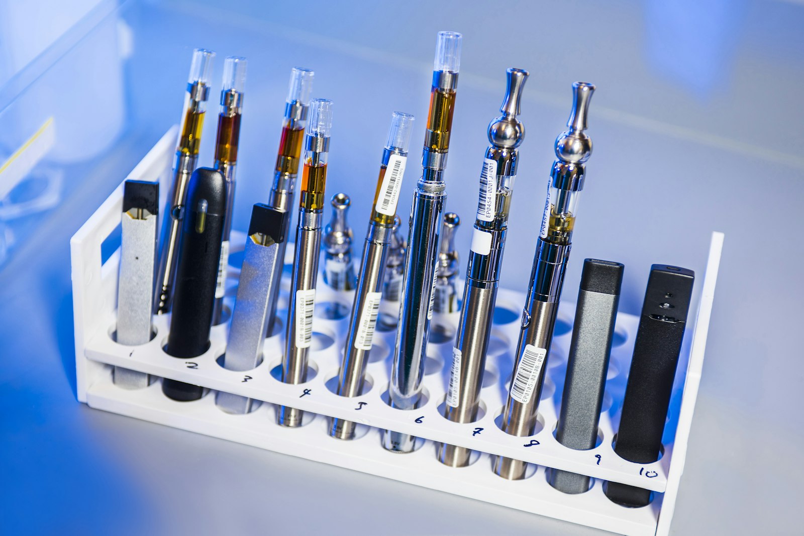 Plusieurs cigarettes électroniques de différents types posées côte à côte