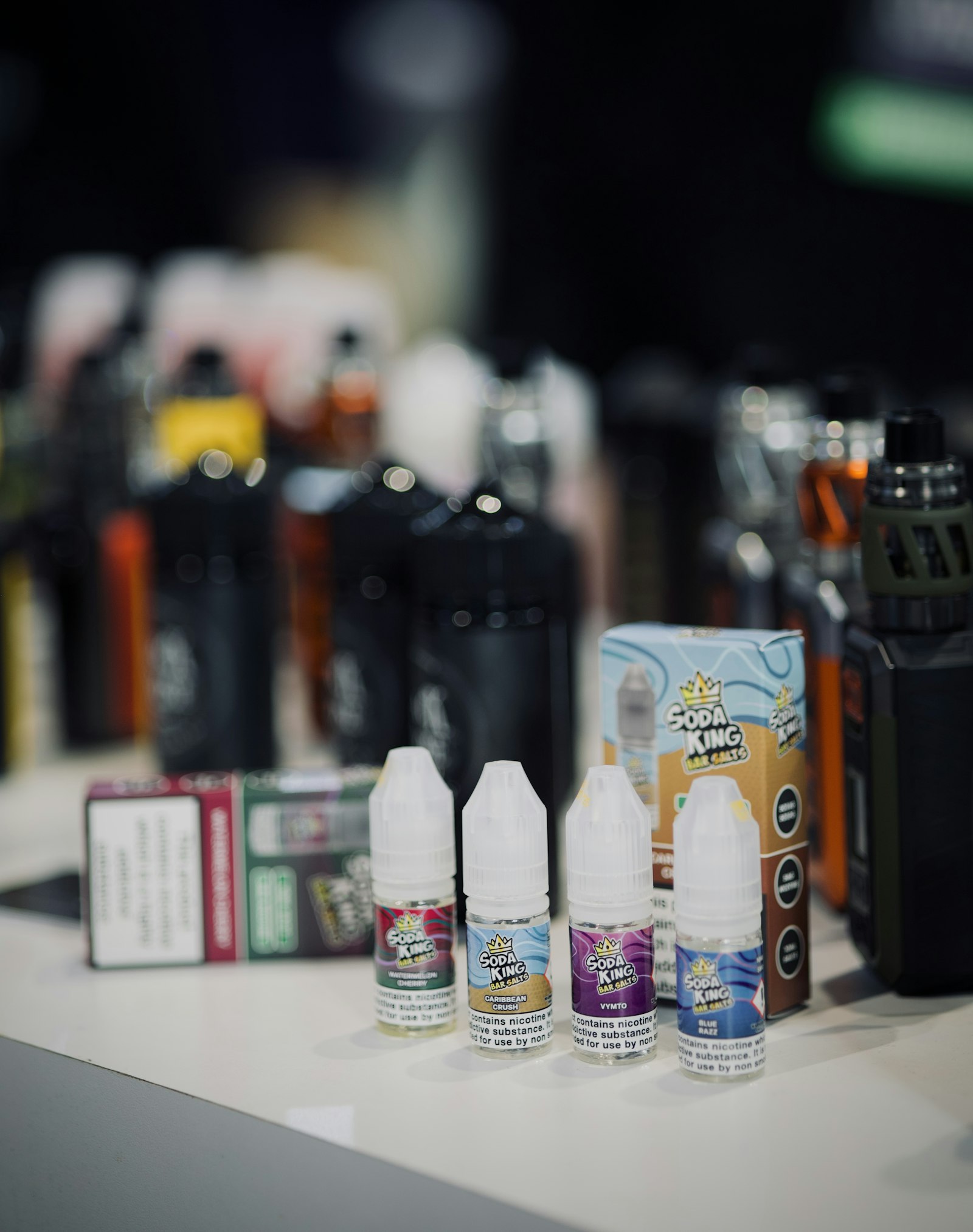 Cigarette électronique et flacons de e-liquide à différents dosages de nicotine