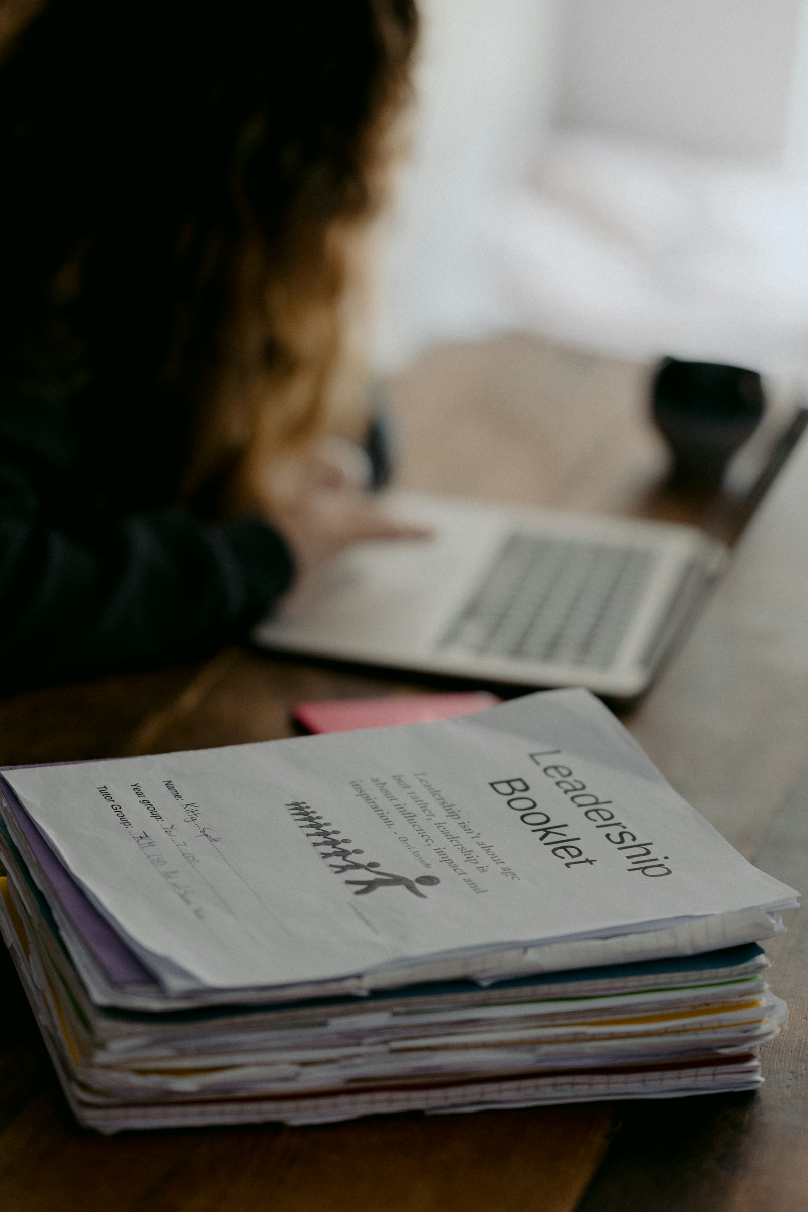 Jeune étudiant concentré sur ses devoirs à la maison